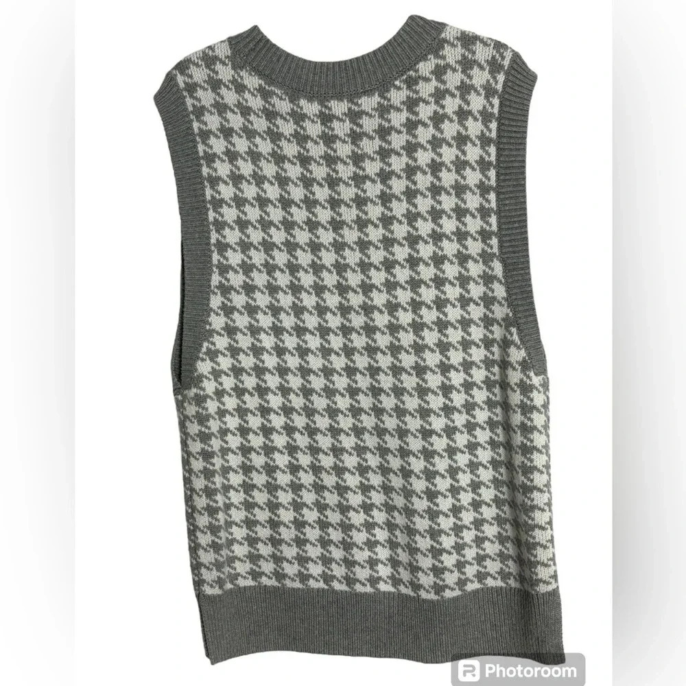 Abercrombie & Fitch Gray and White Houndstooth V-Neck Sweater Vest - Picture 3 of 10